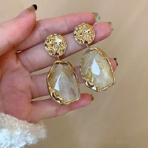 ⭐️Gold Tone White Ivory like Swirl Post Back Drop Dangle Earrings ⭐️ - Picture 15 of 16